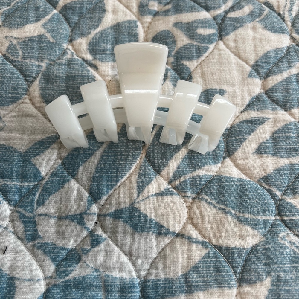 Creamy white Teleties claw hair clip, medium size.